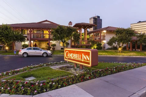 Exterior of Campbell Inn in Campbell, CA
